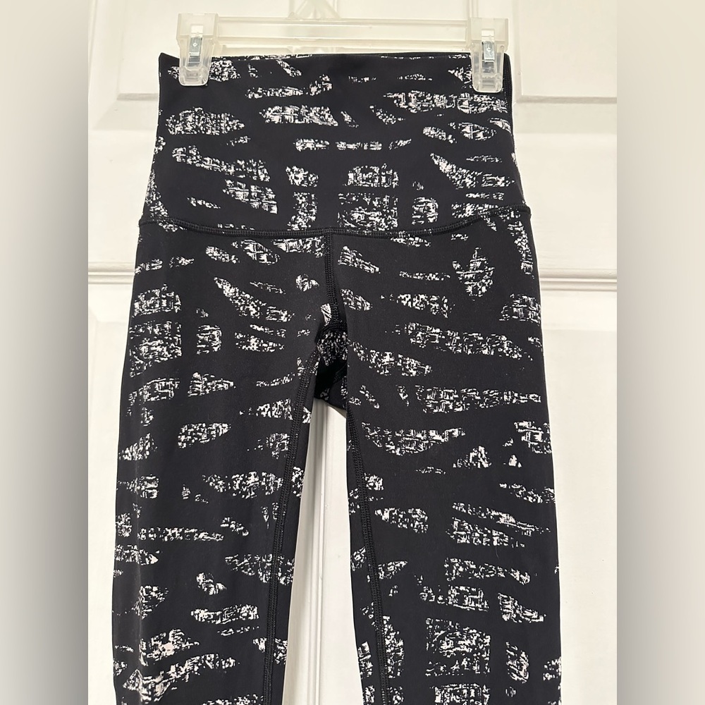 Lululemon printed black and white leggings size 2 inseam 29 inch